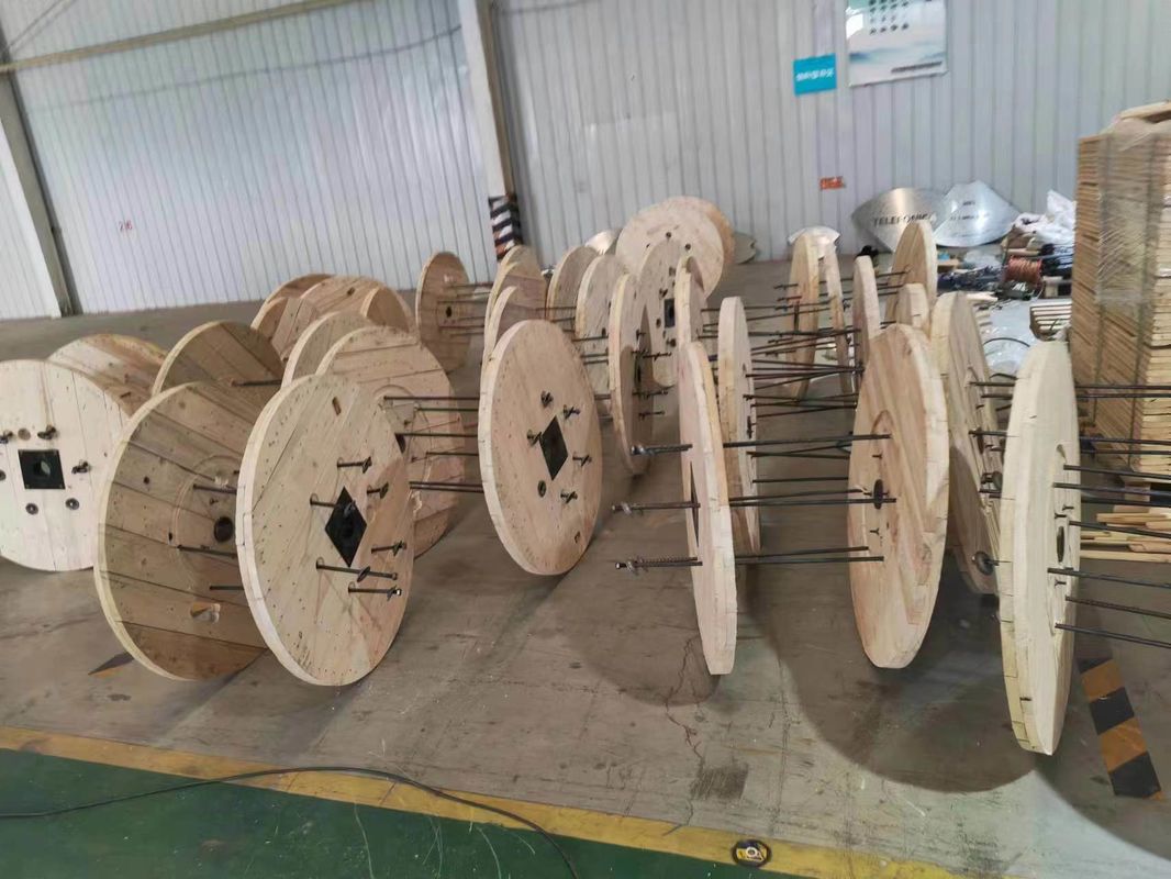 4 voies de câble en bois en rouleau rond grande bobine de câble en bois utilisée pour le câble
