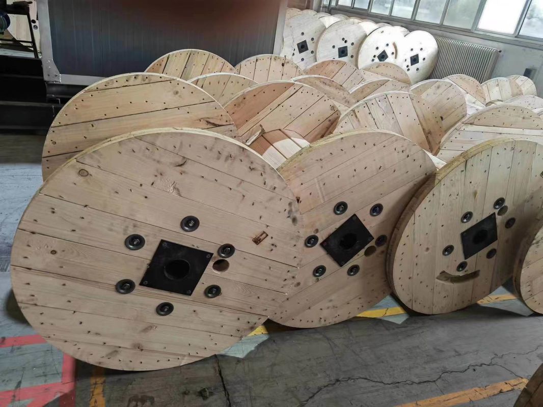 4 voies de câble en bois en rouleau rond grande bobine de câble en bois utilisée pour le câble